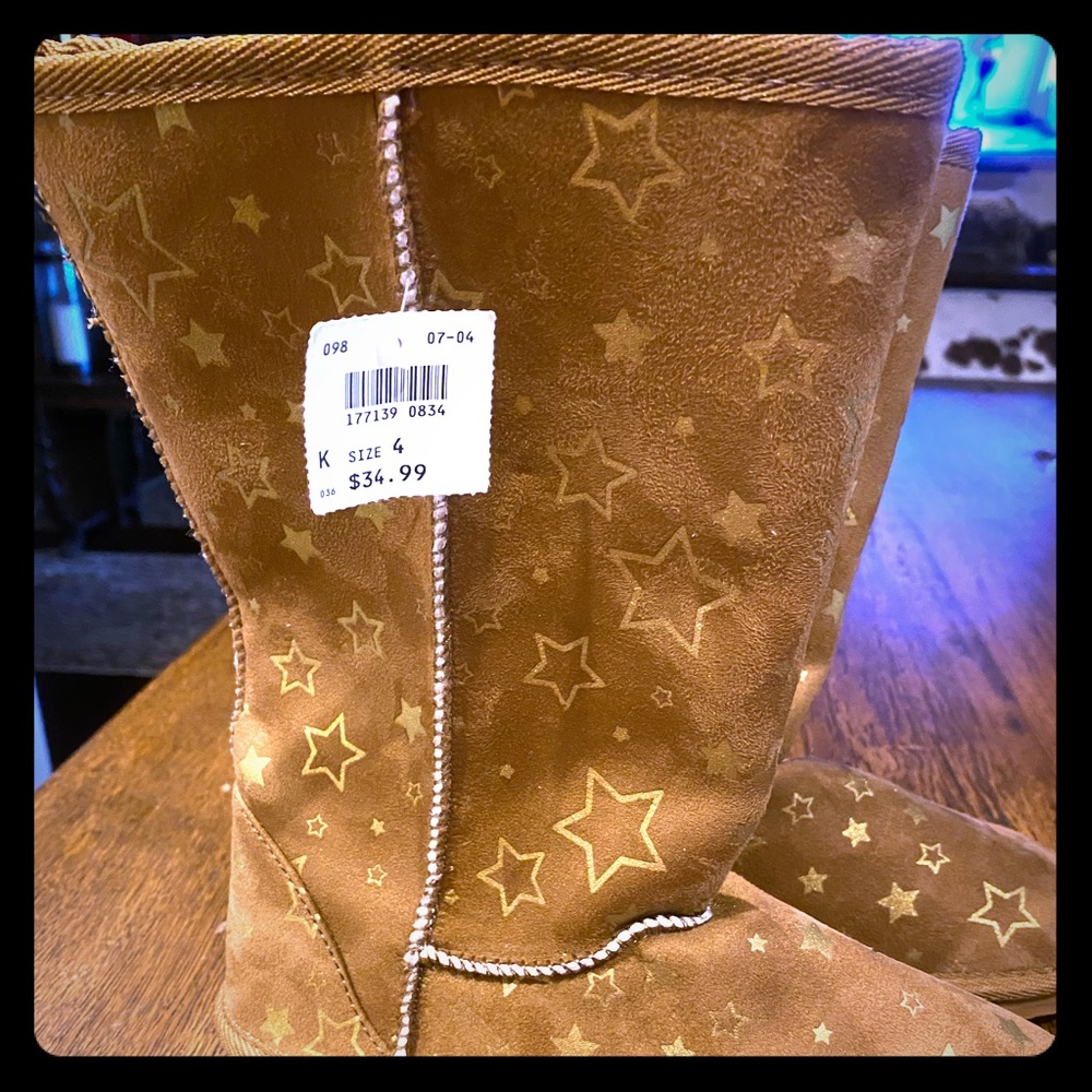 Girls Airwalk tan boots with gold stars NWT Size 4